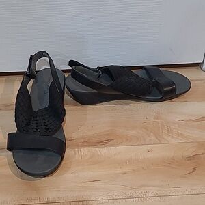 Bare Traps women's size 9.5 black sandals